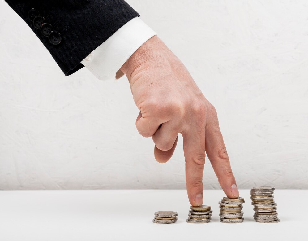 hand-wearing-proper-costume-walking-coins-concept_23-2148546910.jpg пальцы
